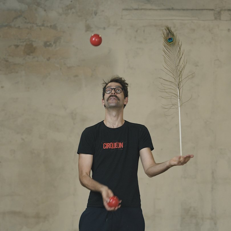 Žonglování s jedním či více míčky během balancování pera (4. úroveň)