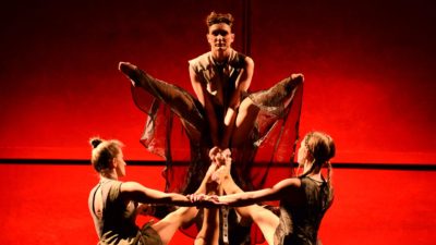 Losers Cirque Company uvádí akrobaticko-taneční představení  Žena, růže, píseň, kost o ženských vzorech