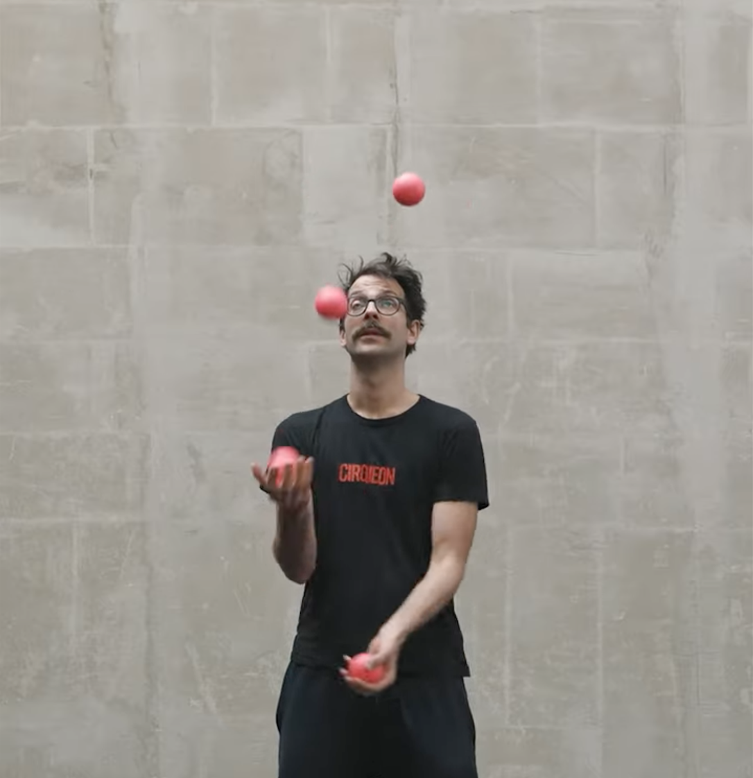 Žonglování ve třech s 5 míčky (3. úroveň)