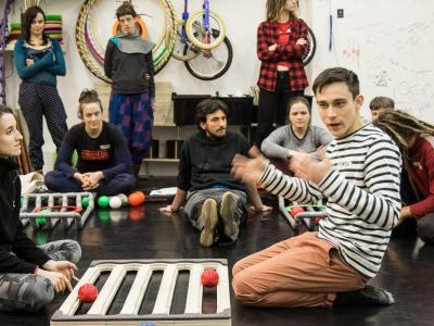Žonglovat se naučí každý: americký cirkusový lektor Craig Quat hostem CIRQUEONU